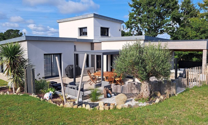 Tregunc House | Beachside Retreat with Spa & Hot Tub for 6 Guests