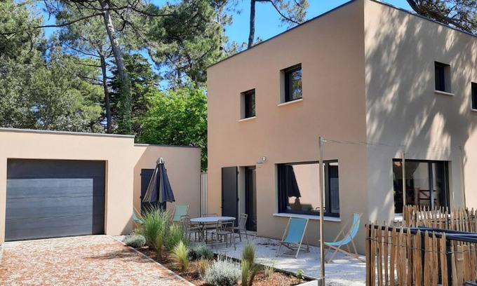 La Palmyre House | Cozy Beachside House for 6 in La Palmyre, Steps from Ocean