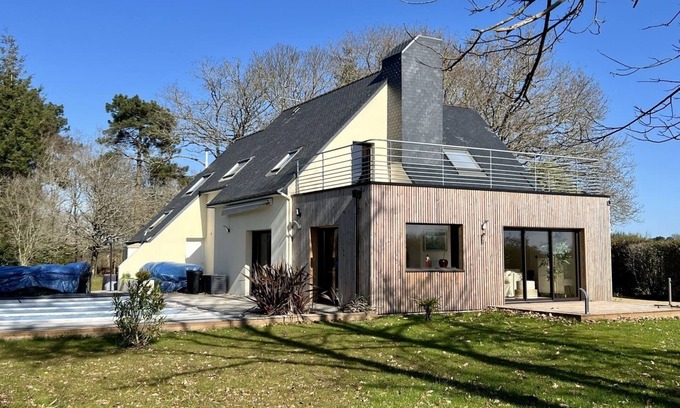 Coatroual House | Inviting House for 8 with Heated Pool in Clohars-Carnoët