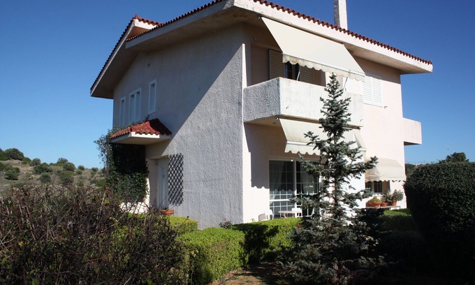 Markopoulo Mesogaias House | Comfortable House Angie: Family-Friendly Near Porto Rafti