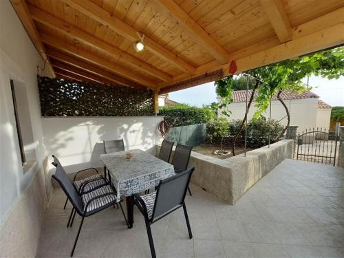 Miholascica House | Pet-Friendly Retreat: House Antonio in Miholascica Awaits