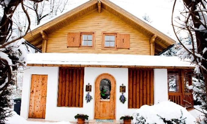 Grosskirchheim House | Cozy Swiss Stone Pine Cottage – Family-Friendly Retreat