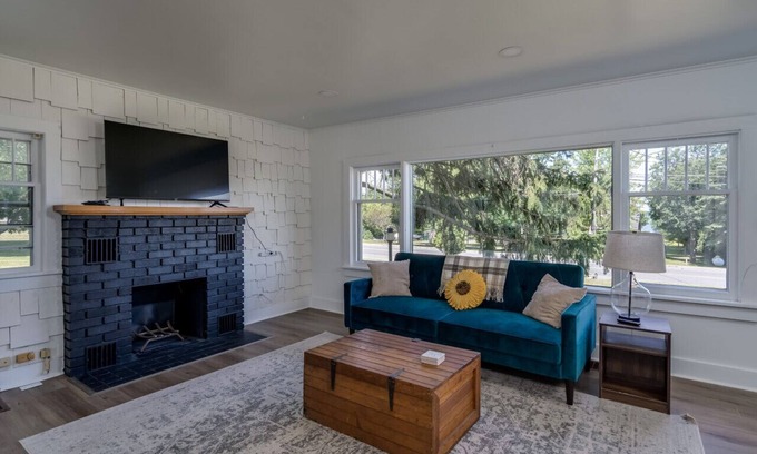 Clayton House | Scenic House at K's Motel: Views & Family-Friendly Amenities