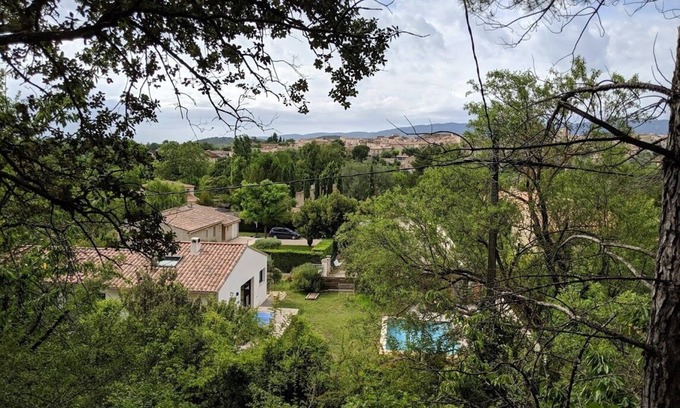 La Tour-d'Aigues House | Serene Retreat by the Forest with Private Pool and Garden