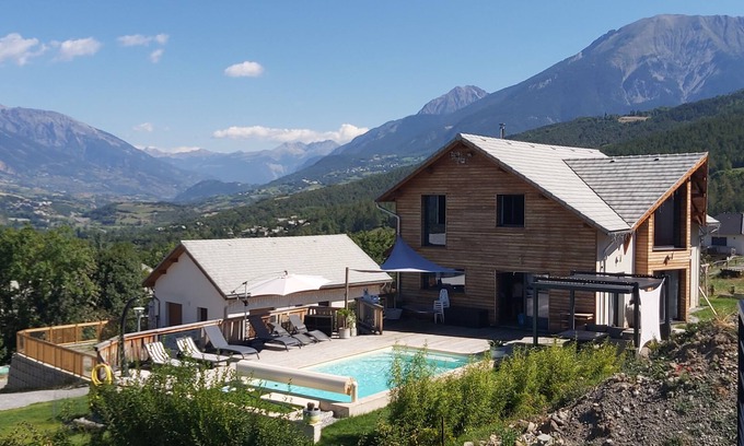 Baratier House | Discover a Retreat: House between Lake and Mountain
