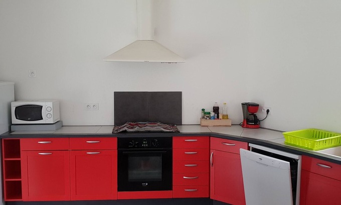 Condat-sur-Vezere House | Charming House by a River with Family-Friendly Amenities