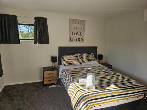 Christchurch House | Relaxing Retreat by the Golf Course with Hot Tub Access