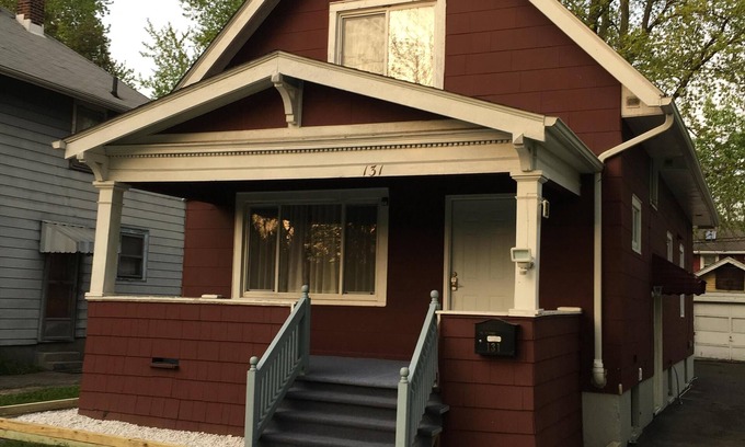 Niagara Falls House | Inviting House by the Niagara River with Family-Friendly Amenities