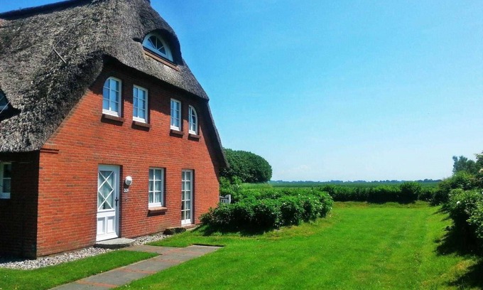 Norderhafen Cottage | Cozy House by the Sea with Pet-Friendly Amenities