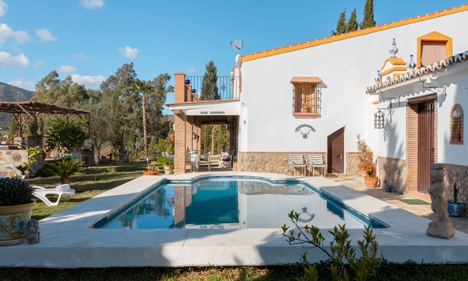 Alora Cottage | Serene Retreat Surrounded by Nature and Scenic Views