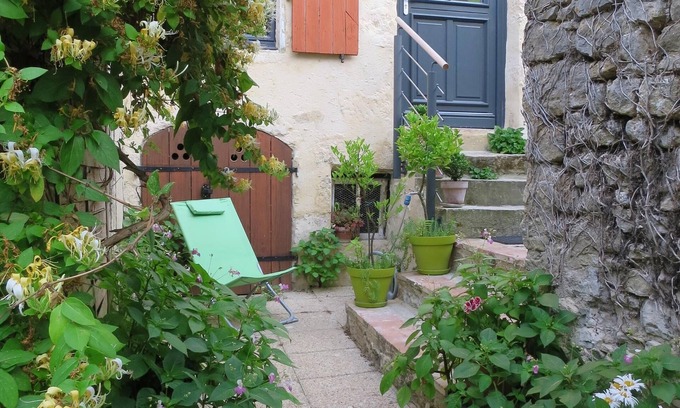 Mamers Cottage | Historic House with Garden & Pool in Tranquil District