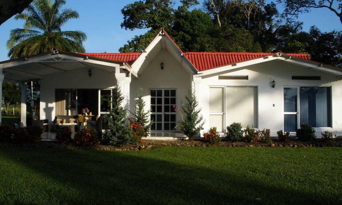 Acacias House | Pet-Friendly House with Pool and Child-Friendly Amenities
