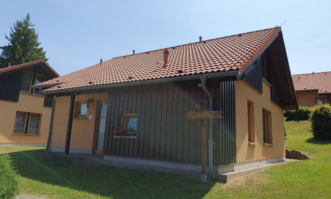 Neuscheidenbach House | Comfortable House with Ensuite, Pool, and Pet-Friendly Stay
