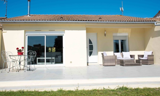 Mauguio House | Discover Contemporary Comfort Near the Beach with Ocean Views