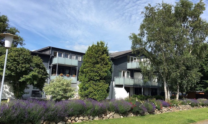 Warwerort Apartment | Pet-Friendly Oceanfront House Deichläufer with Pool & Views