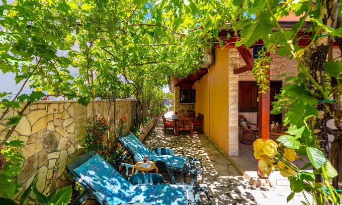 Nin House | House Domenica: Oceanfront Retreat with Hot Tub & Top Rating