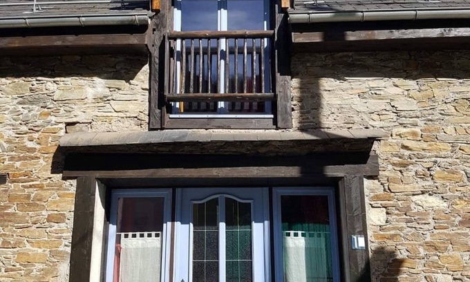 Bagneres-de-Luchon House | Cozy Downtown Luchon Retreat with Pool & Breakfast