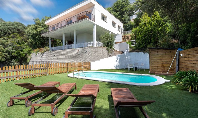 Sant Cebria de Vallalta House | Relax in a Poolside House with Breathtaking Sea Views