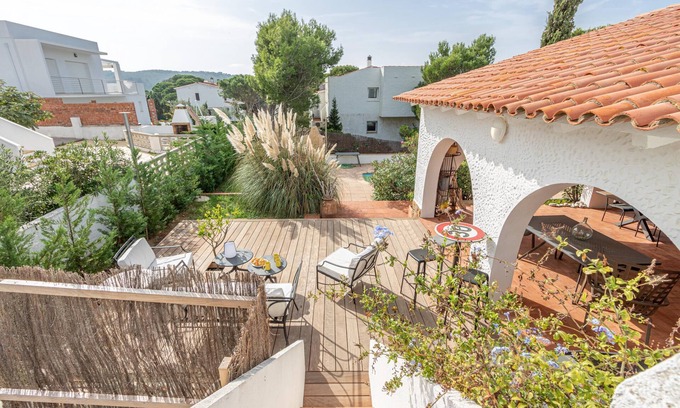 L'Escala Ski Chalet | House Falconera: Relax with Pool and Sea View Dining