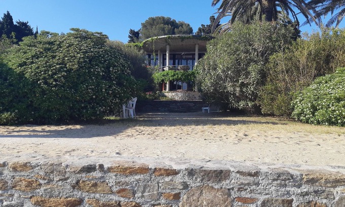 La Croix-Valmer Apartment | Tranquil Oceanfront Retreat with Pool & Breakfast Awaits