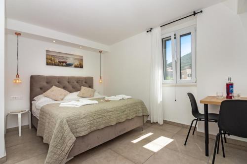 Cove Rogacic Apartment | Discover House Feral: Pet & Child-Friendly Retreat