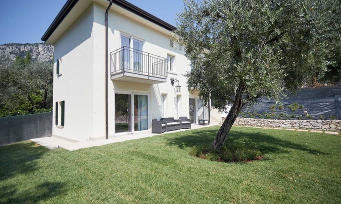 Corno Apartment | Stunning Lake View First Floor Retreat with Pool & Breakfast
