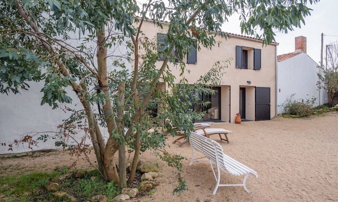 Jard-sur-Mer House | Inviting House for 6 in Jard-Sur-Mer with Breakfast