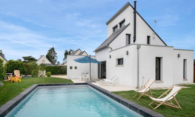 Sarzeau Ski Chalet | Relax and Unwind at Our Hotel in Sarzeau with Pool Access