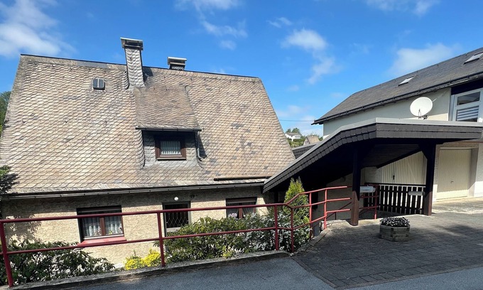 Schwalefeld House | House for 8 persons. 5 bedrooms, 2 bathrooms, 3 toilets with garage/garden.