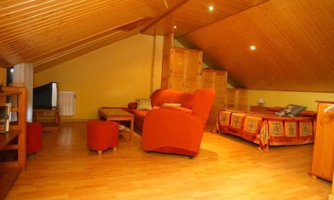 San Cristobal de Valdueza Cottage | Pet-Friendly Getaway: Ideal House for April Stay