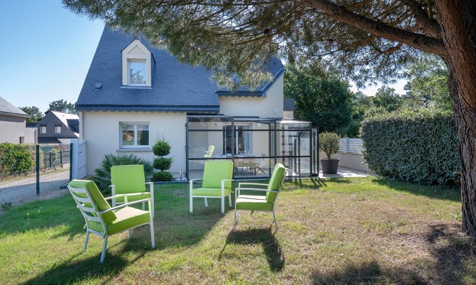 Saint-Gildas-de-Rhuys Ski Chalet | Inviting House with Pool, Ideal for Families Near the Sea