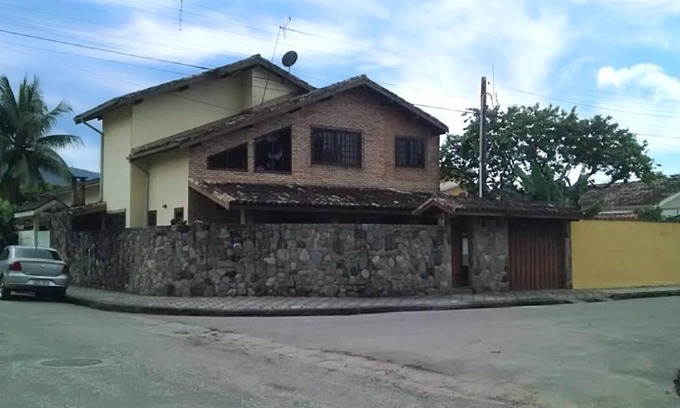 Umuarama House | Cozy Oceanfront House for Rent in Ubatuba's Heart