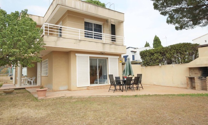 L'Escala Villa | Beachside Retreat with Spa and Family-Friendly Amenities