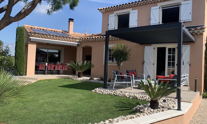 Entraigues-sur-la-Sorgue House | Idyllic House with Garden & Heated Pool near Avignon