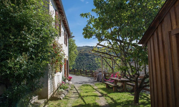 Le Pompidou House | Pet-Friendly House with Kitchen for Family Getaways