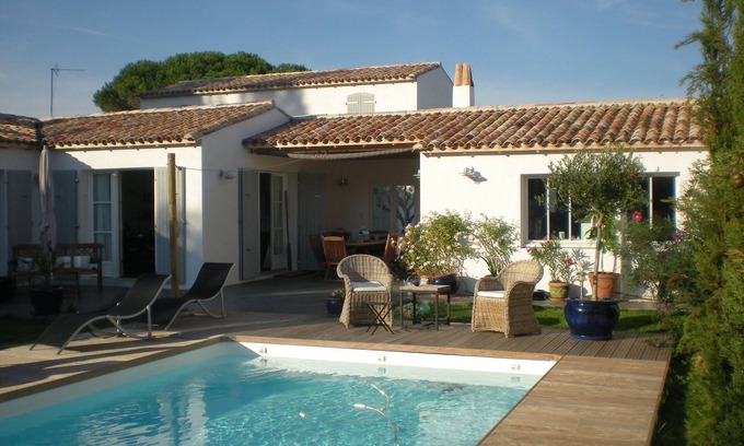 La Couarde-sur-Mer House | Charming Retreat in Couarde sur Mer with Pool & Kitchen