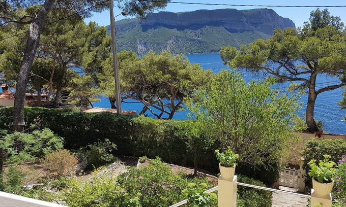 Cassis Villa | Charming Oceanfront Retreat with Spectacular Views