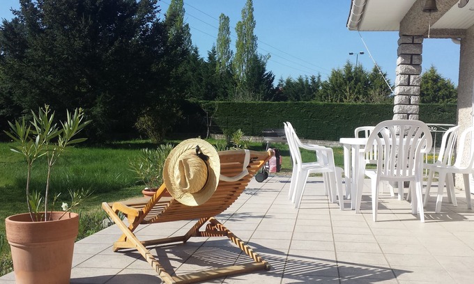 Nervieux House | Relaxing Retreat with Private Pond and Tennis Court