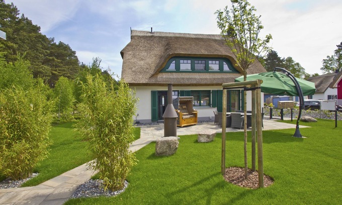 Glowe House | Ideal Retreat with Garden, Terrace & Private Sauna - Ferienhaus Seehund