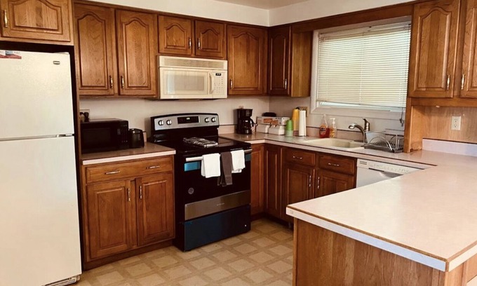 McKnight House | Peaceful Retreat in a Safe Neighborhood Near Stores