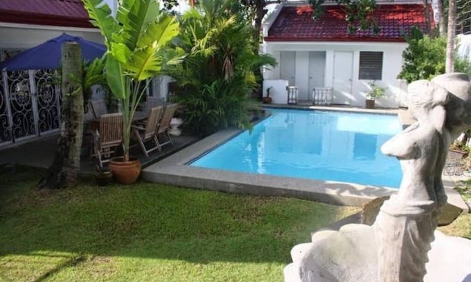 Las Pinas House | Inviting House in BF Homes Int. with Pool & Jacuzzi Access