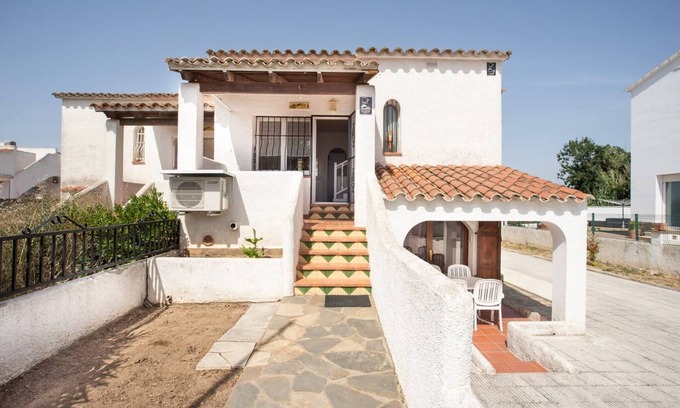 Castello d'Empuries Ski Chalet | Cozy Casita in Empuriabrava with Spa and Kitchen Amenities