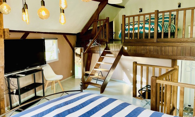 Payrignac Cottage | Relaxing House on a Farm with Pool & Lake View