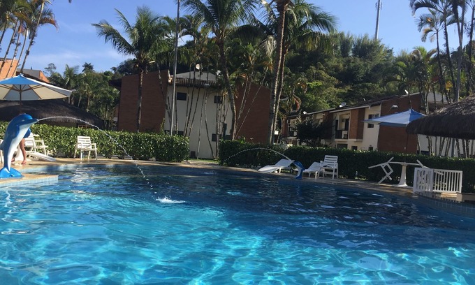 Pereque-Mirim House | Inviting Home with Pool, Barbecue & Wi-Fi in Gated Community