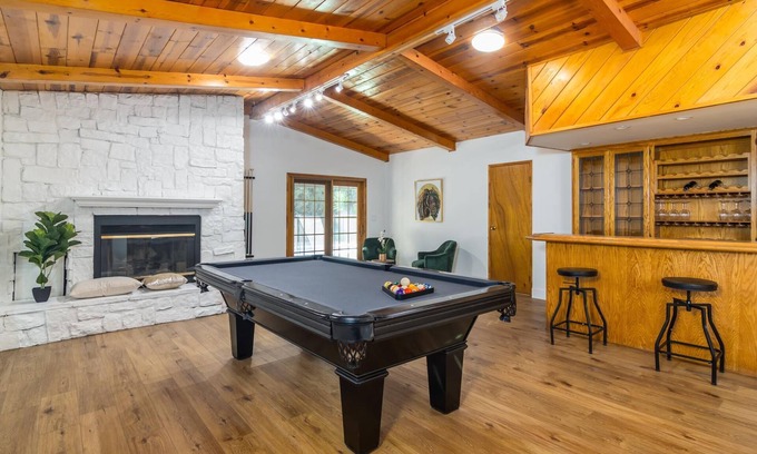 Valley Glen House | Prime Location Home with Huge Pool & Spa - Guest Rated 9.6