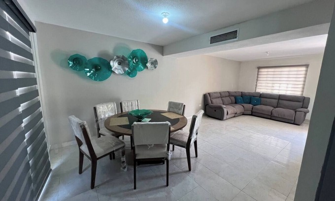 Torreon House | House in residential area, near TSM