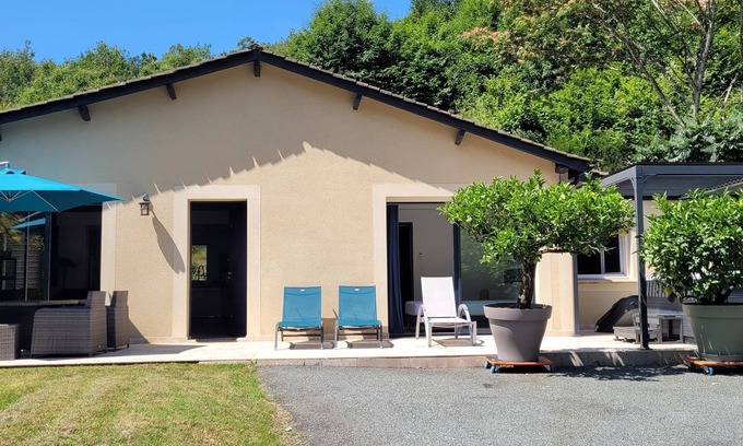 Vitrac House | Idyllic House in Countryside with Pool and Lake Views