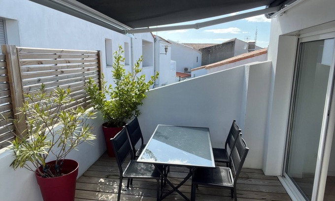 La Tranche-sur-Mer House | Prime City House with Ocean View & South-Facing Terrace
