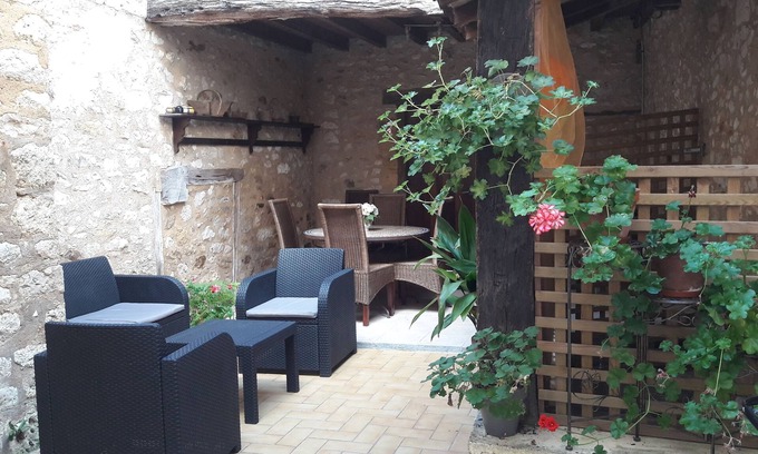 Monpazier House | Explore a Medieval Bastide with Shaded Patio Retreat