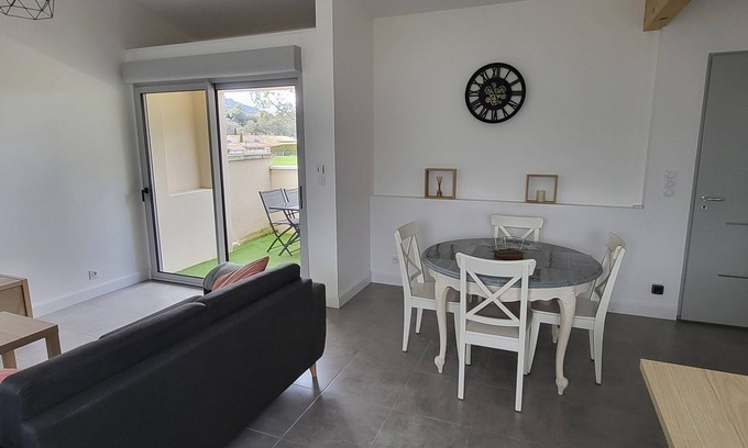 Maubec House | Charming Retreat in the Heart of the Village with Pool
